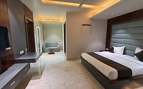 Hotel Saket Prayagraj 3*